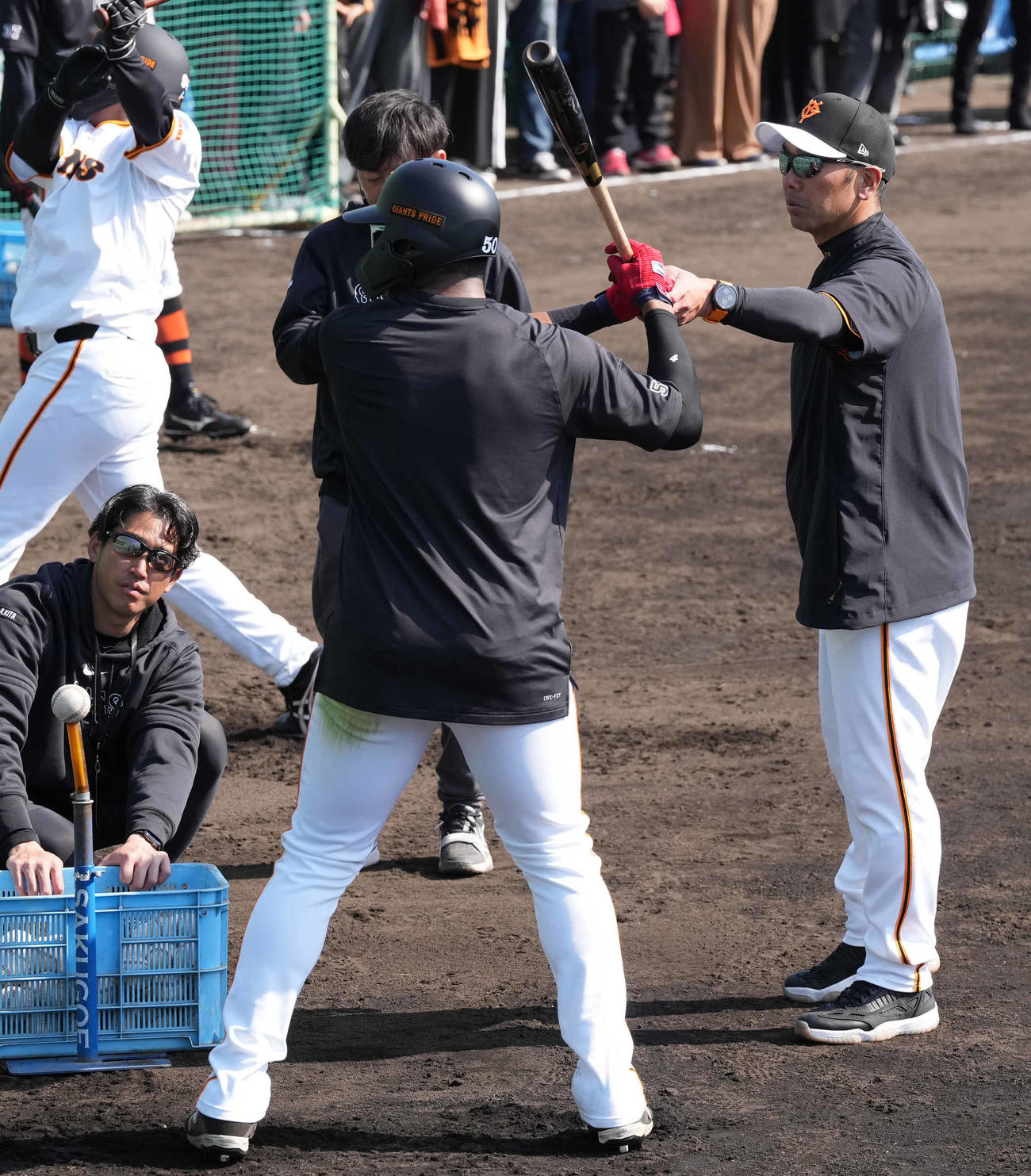 オコエに打撃指導する巨人阿部監督（右）（撮影・鈴木みどり）