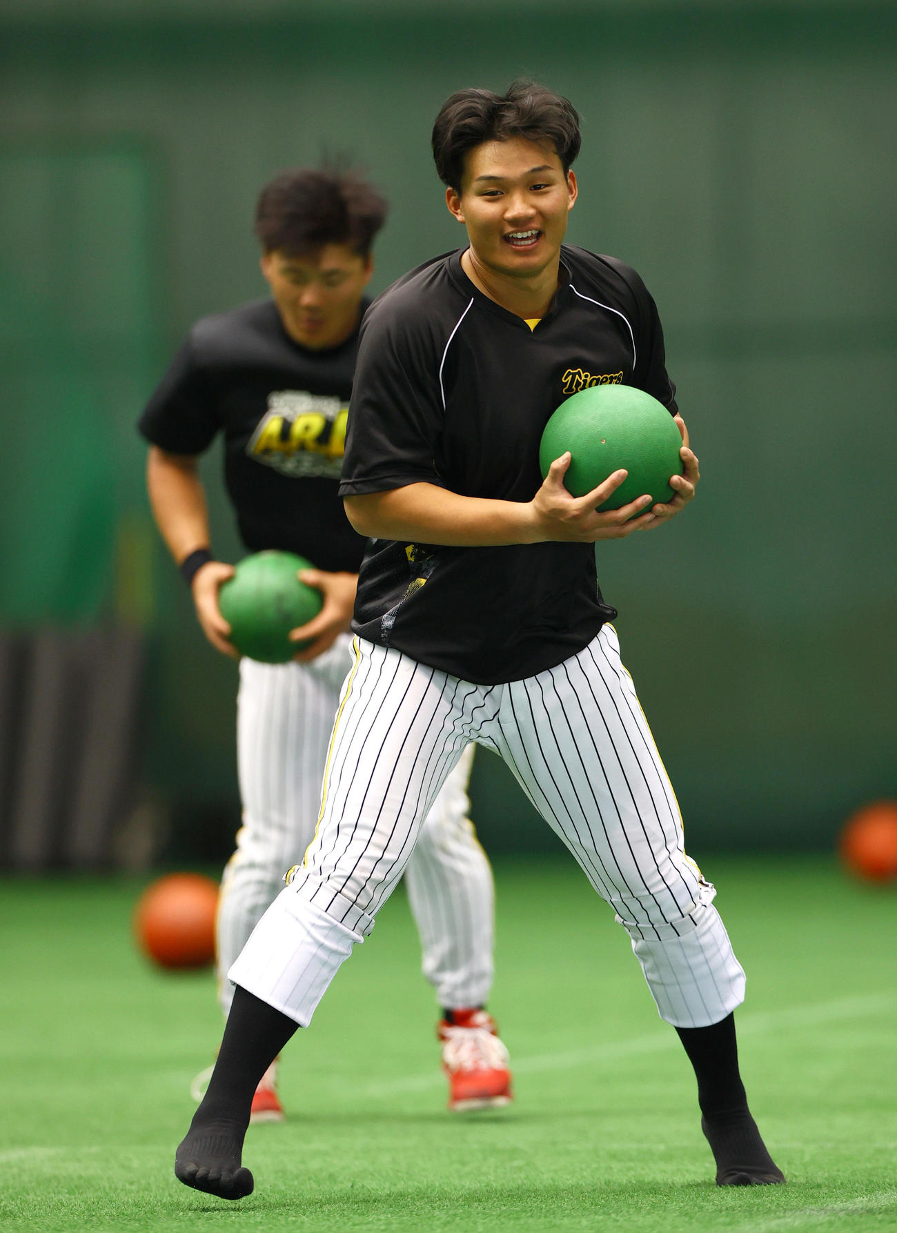 室内でトレーニングに励む阪神森下（手前）と前川（撮影・上山淳一）