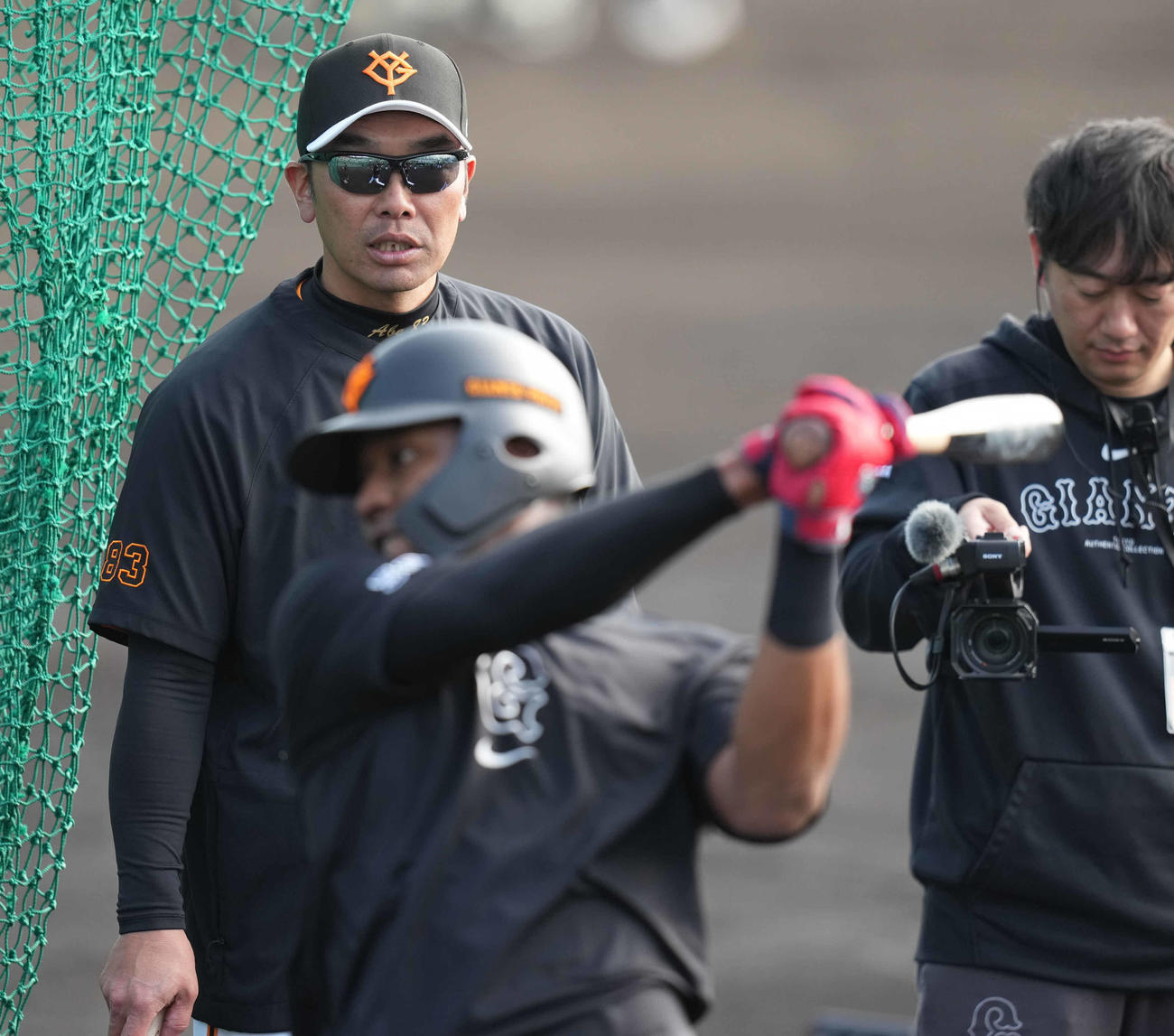 バットを振るオコエ（手前）を見る巨人阿部監督（撮影・鈴木みどり）