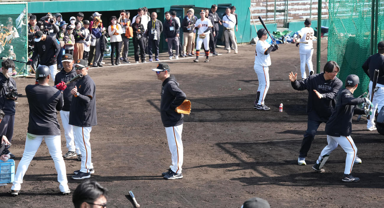 オコエ（左から2人目）に打撃指導する巨人阿部監督（同4人目）と大津（右）に打撃指導する松井臨時コーチ（右から2人目）。中央は桑田2軍監督＝2024年2月13日