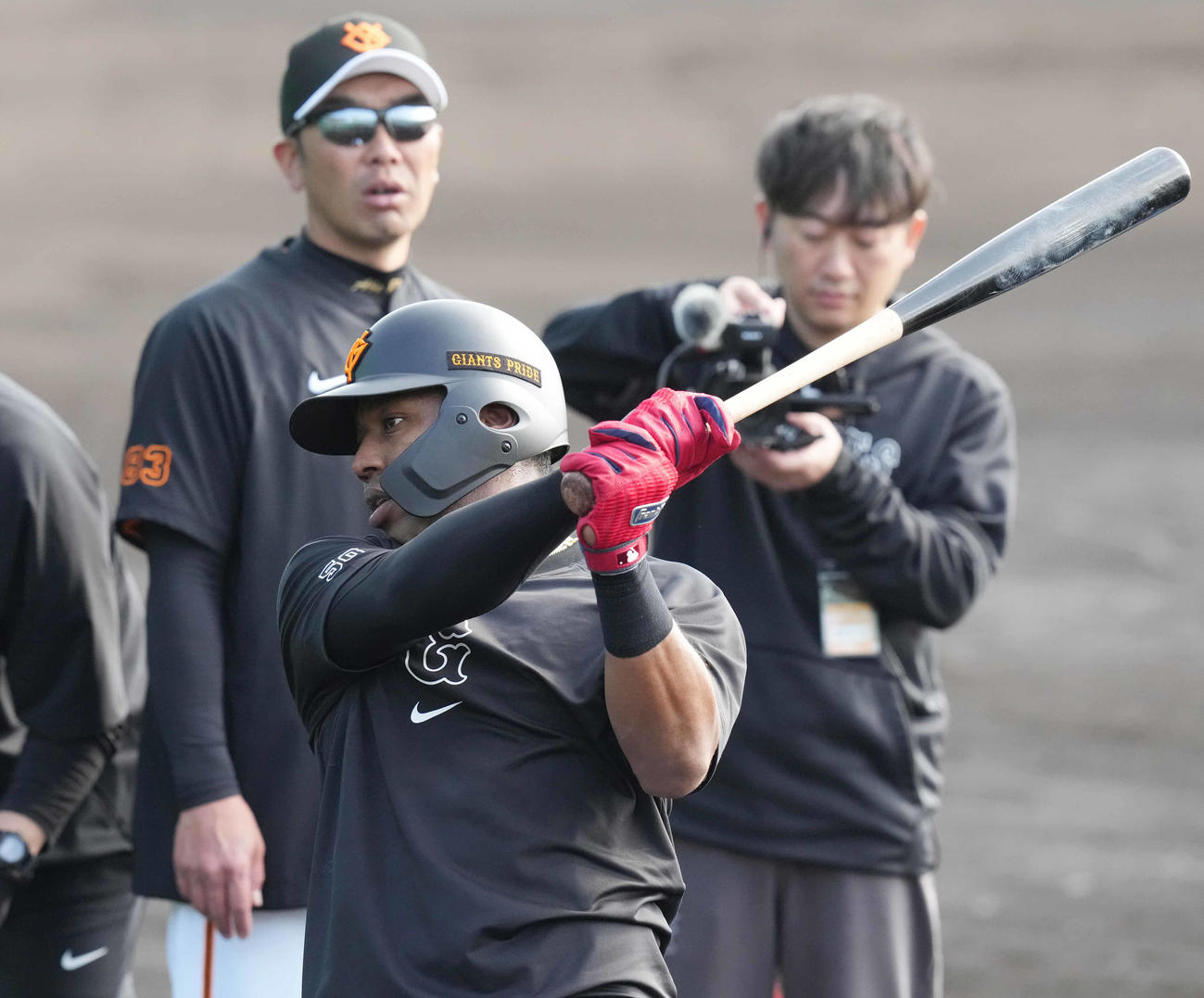 阿部監督（左奥）の前でバットを振る巨人オコエ（撮影・鈴木みどり）