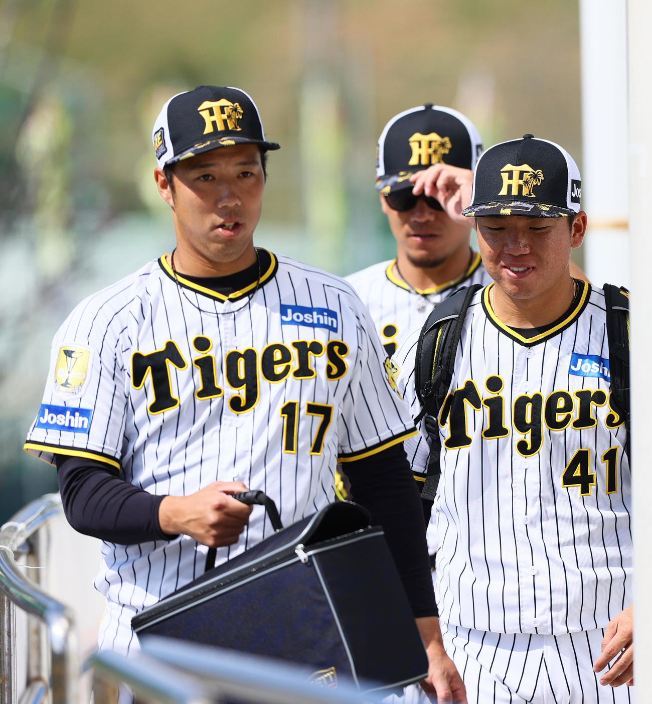 投内総合練習を終え移動する、左から阪神青柳、伊藤将、村上（撮影・上山淳一）