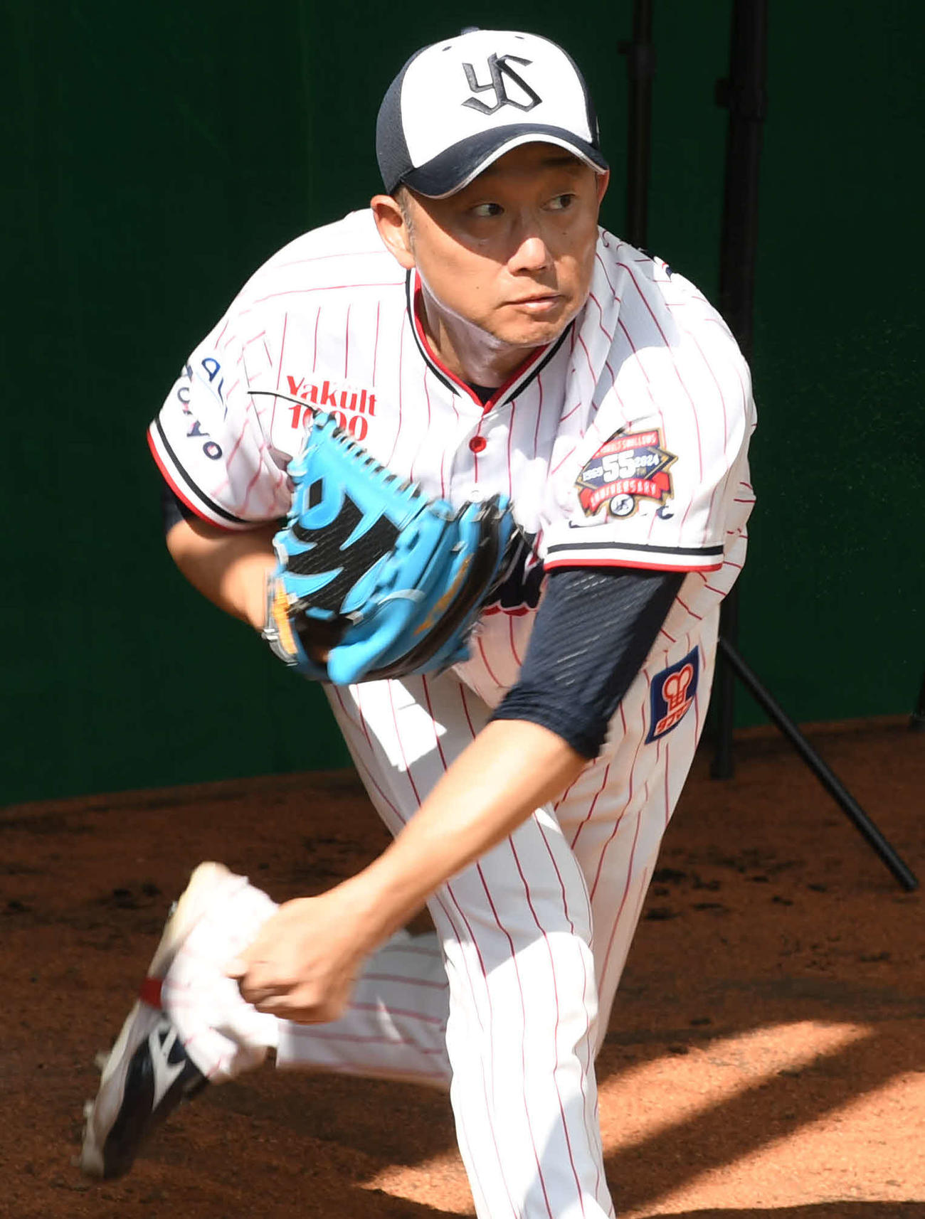 ブルペンで力投するヤクルト石川