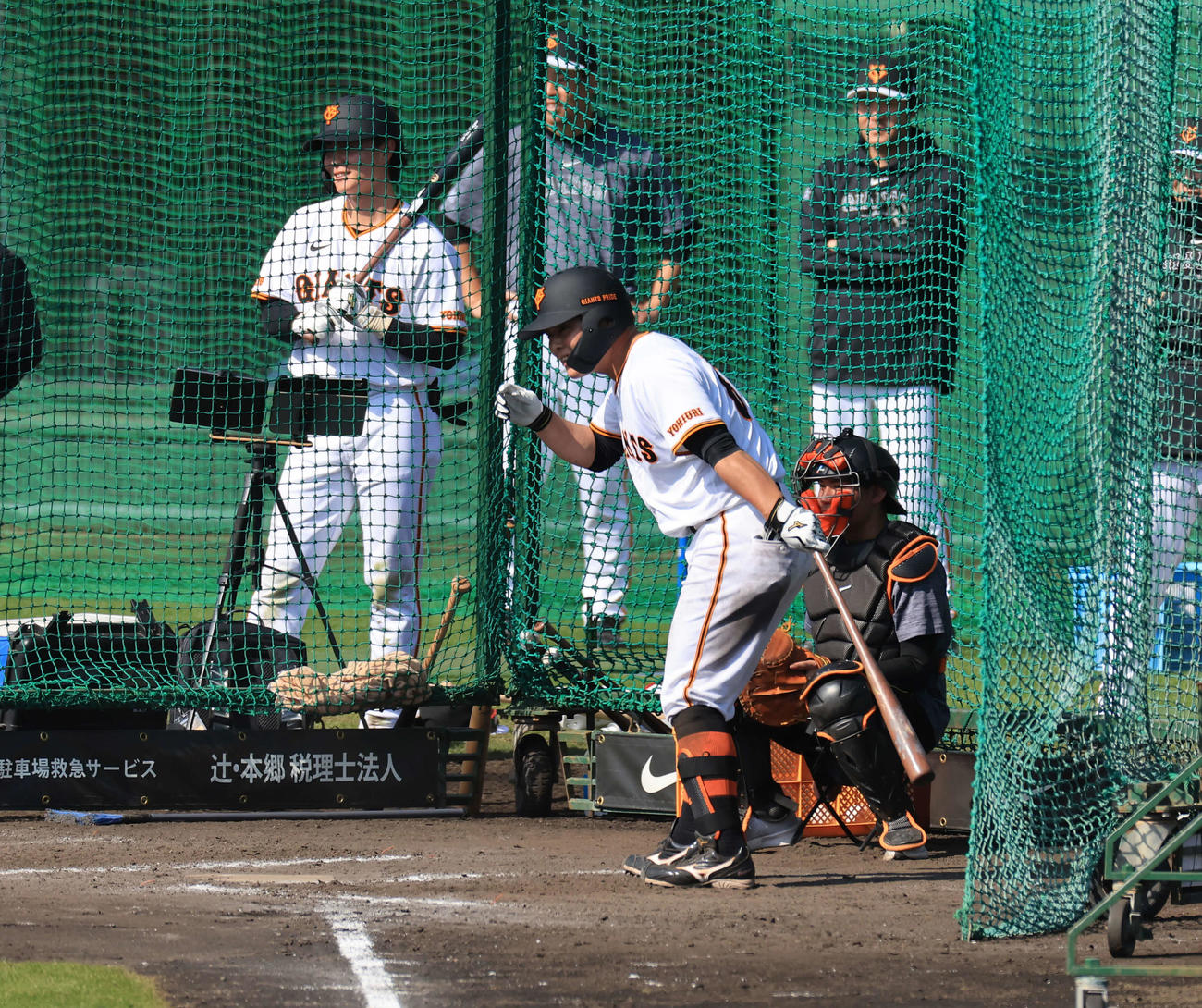 ハチに追いかけられてフリー打撃を中断した巨人山瀬。再開を待たせた打撃投手に一礼する（撮影・浅見桂子）