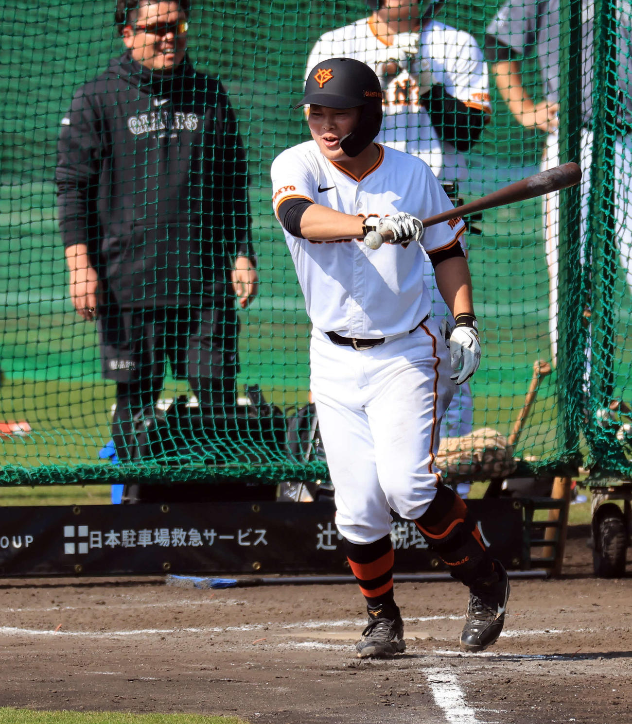 フリー打撃中、ハチを追い払う巨人山瀬（撮影・浅見桂子）
