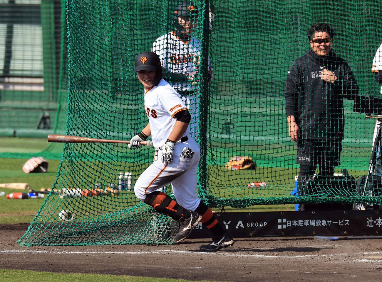 フリー打撃中、ハチに追われる巨人山瀬（撮影・浅見桂子）