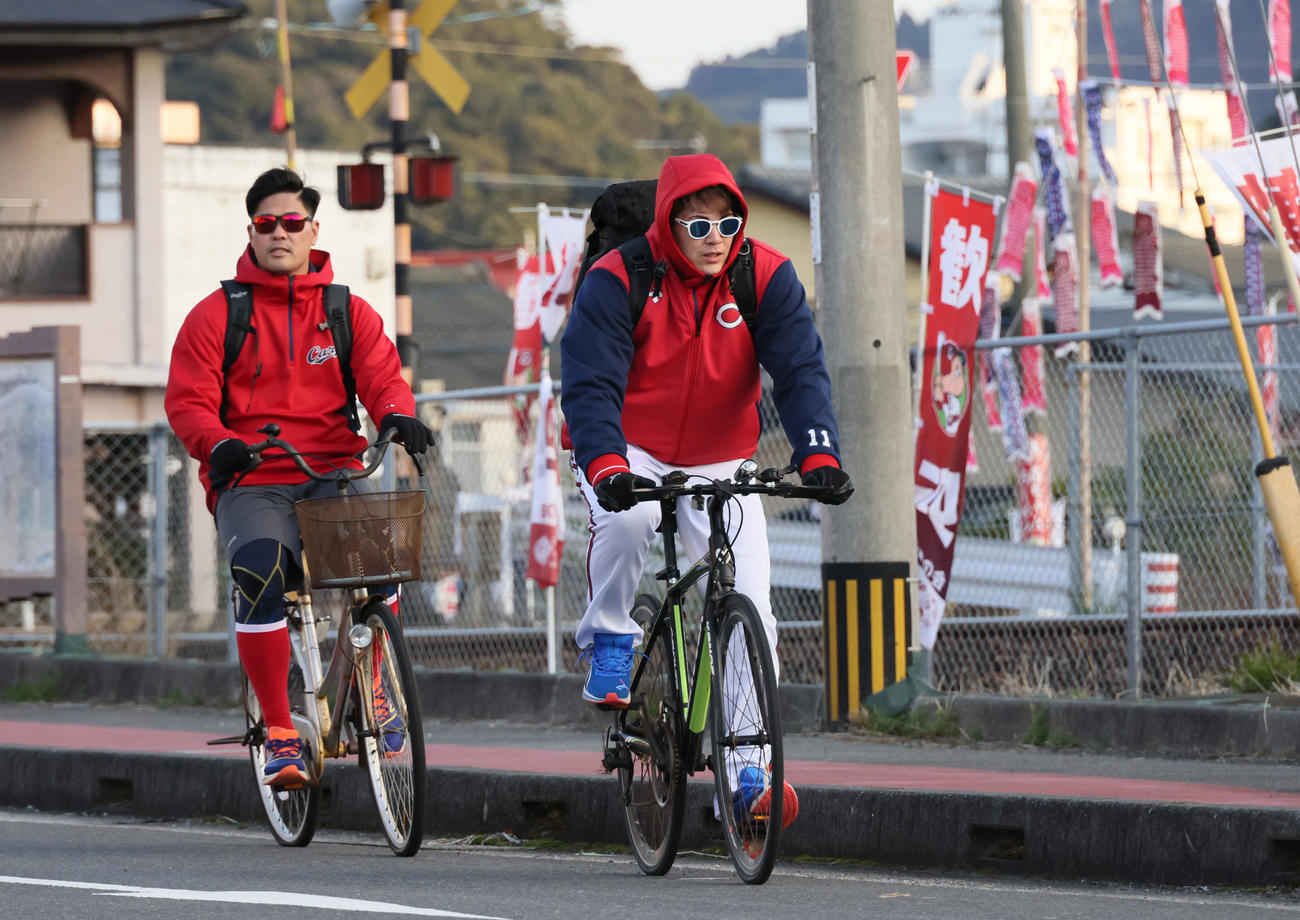 球場に自転車で通う広島九里（右）と内間（撮影・加藤孝規）