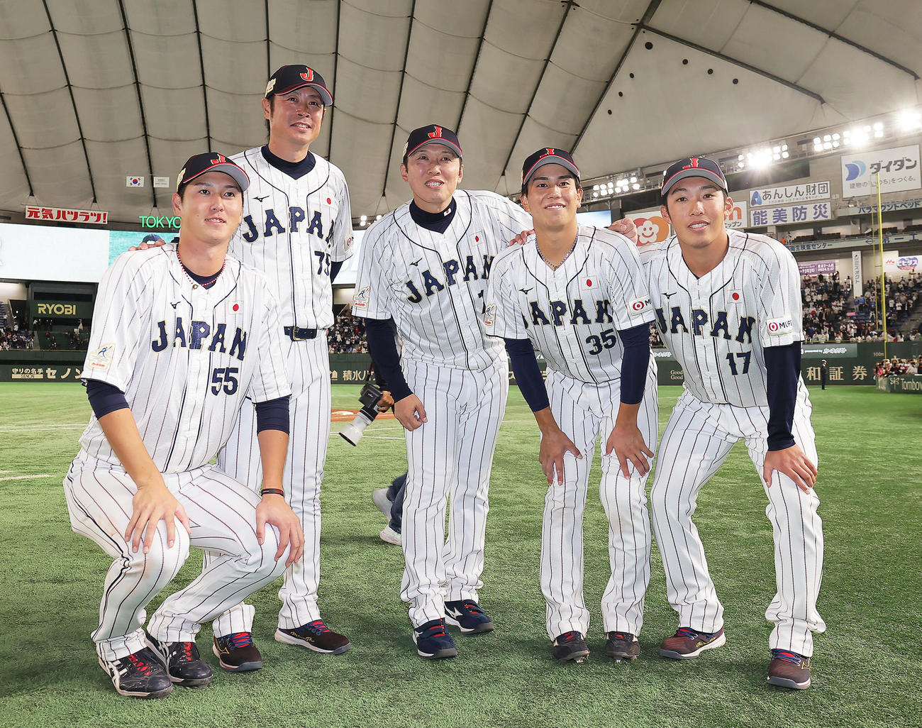 23年11月、アジアプロ野球チャンピオンシップ　優勝の記念撮影に笑顔を見せる巨人のメンバー。左から秋広、亀井コーチ、村田コーチ、門脇、赤星