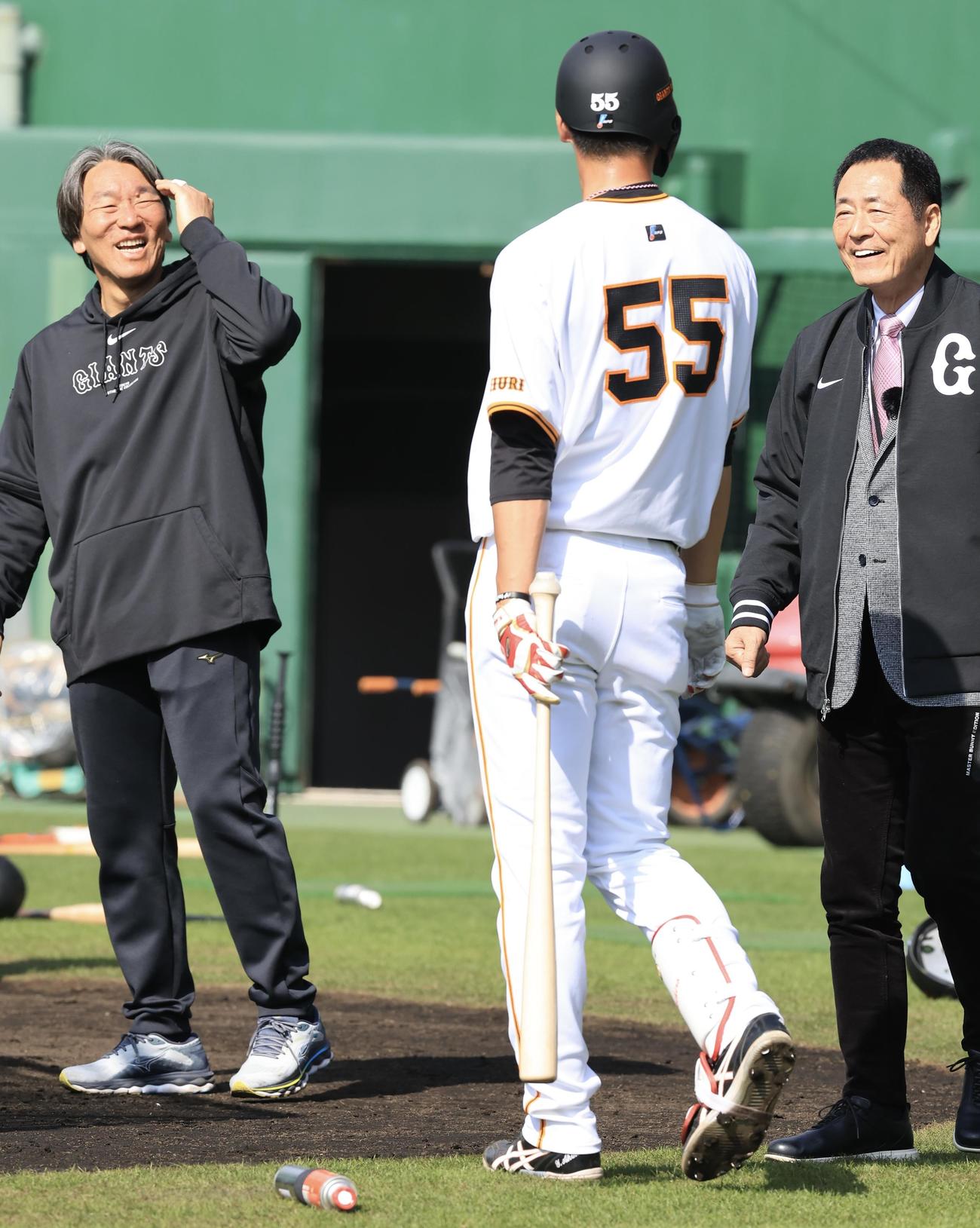 フリー打撃中、巨人秋広(手前)と笑顔で話す松井秀喜臨時コーチ(左)、中畑清氏(撮影・浅見桂子)