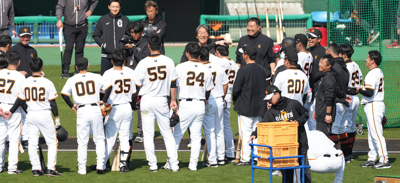 ナインの前で笑顔で話をする巨人松井臨時コーチ（中央）（撮影・鈴木みどり）