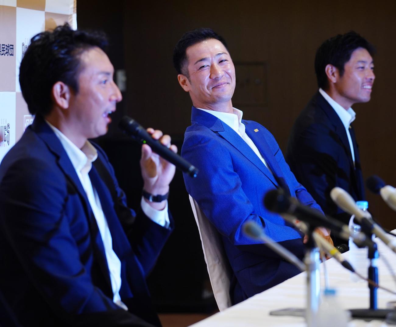 20年9月、入団会見で抱負を話す川崎宗則（左）中央は西岡剛