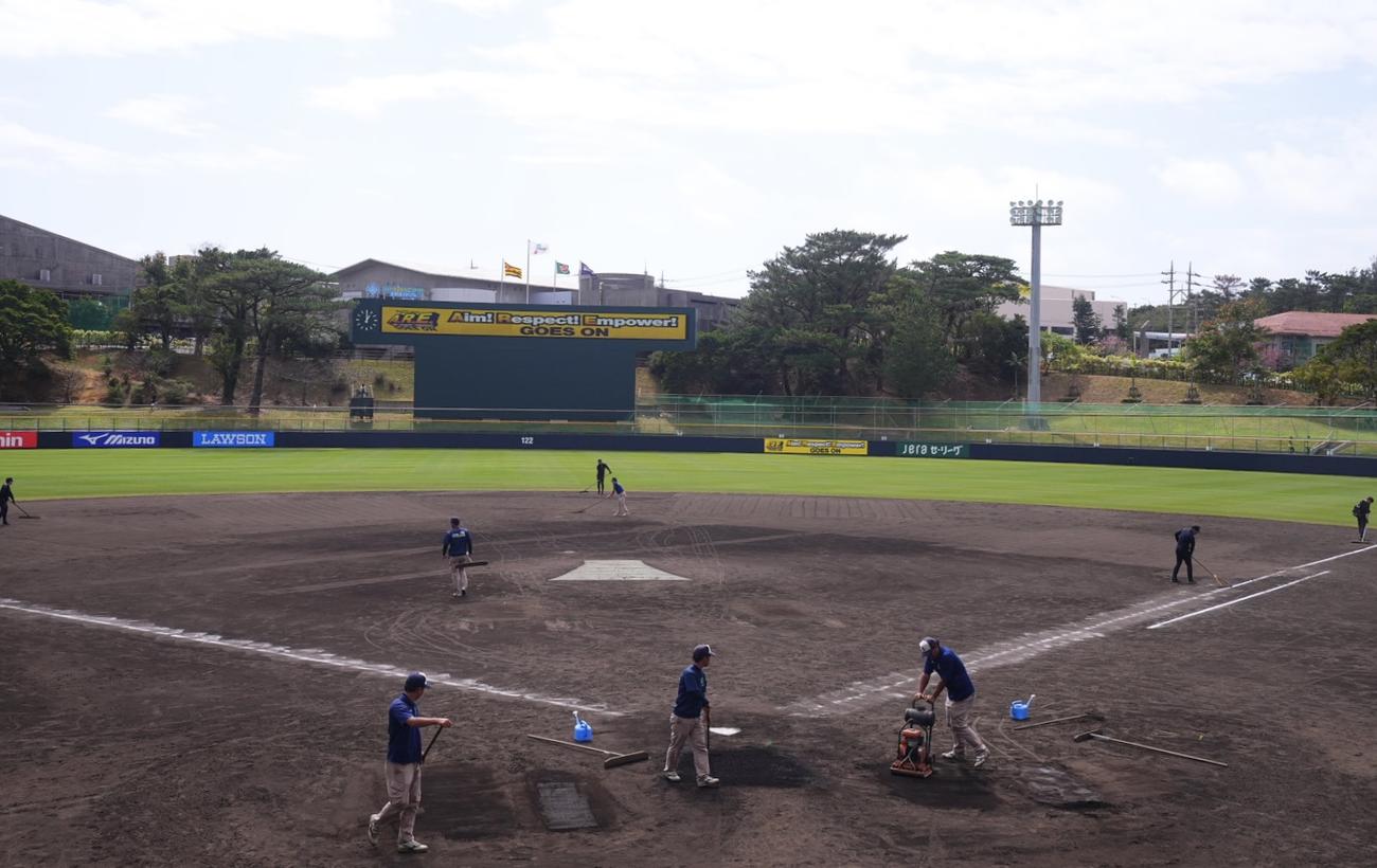 阪神春季キャンプ　練習が終了し、グラウンドを整備する阪神園芸のスタッフら（撮影・藤尾明華）