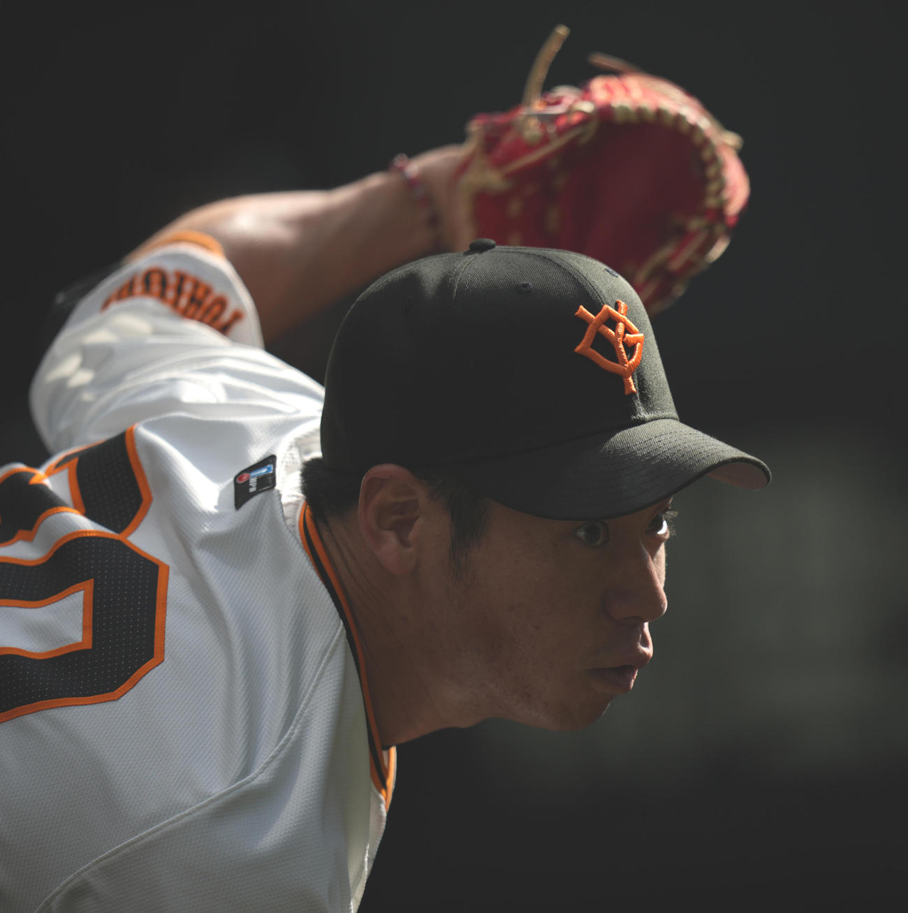 ブルペンで投球する巨人近藤（2月10日撮影）