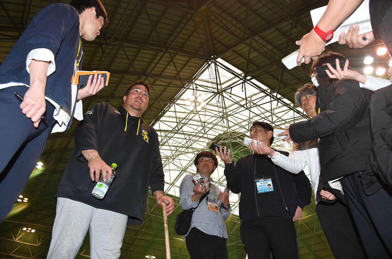 キャンプ休日返上の練習を終えて囲み取材を受けるソフトバンク山川（左から2人目）（撮影・岩下翔太）