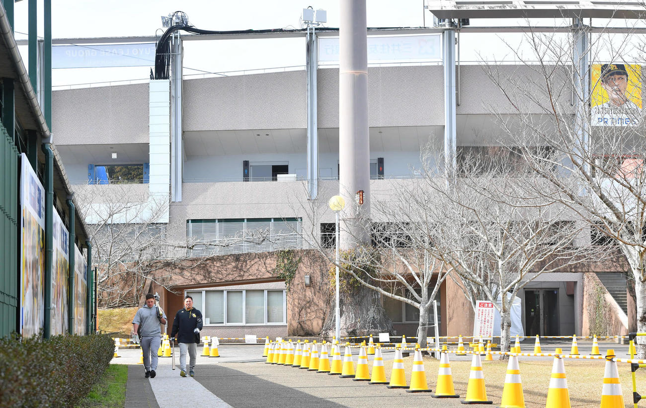 キャンプ休日返上で練習を行うため室内練習場へ向かうソフトバンク山川（右）とリチャード（撮影・岩下翔太）