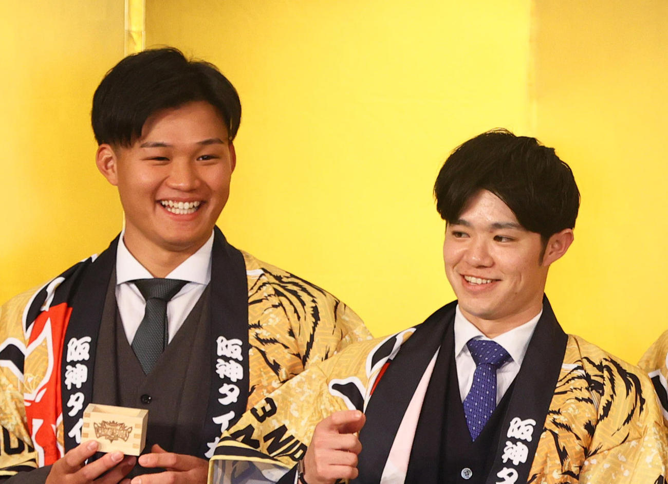 阪神森下翔太（左）と中野拓夢（2023年12月撮影）