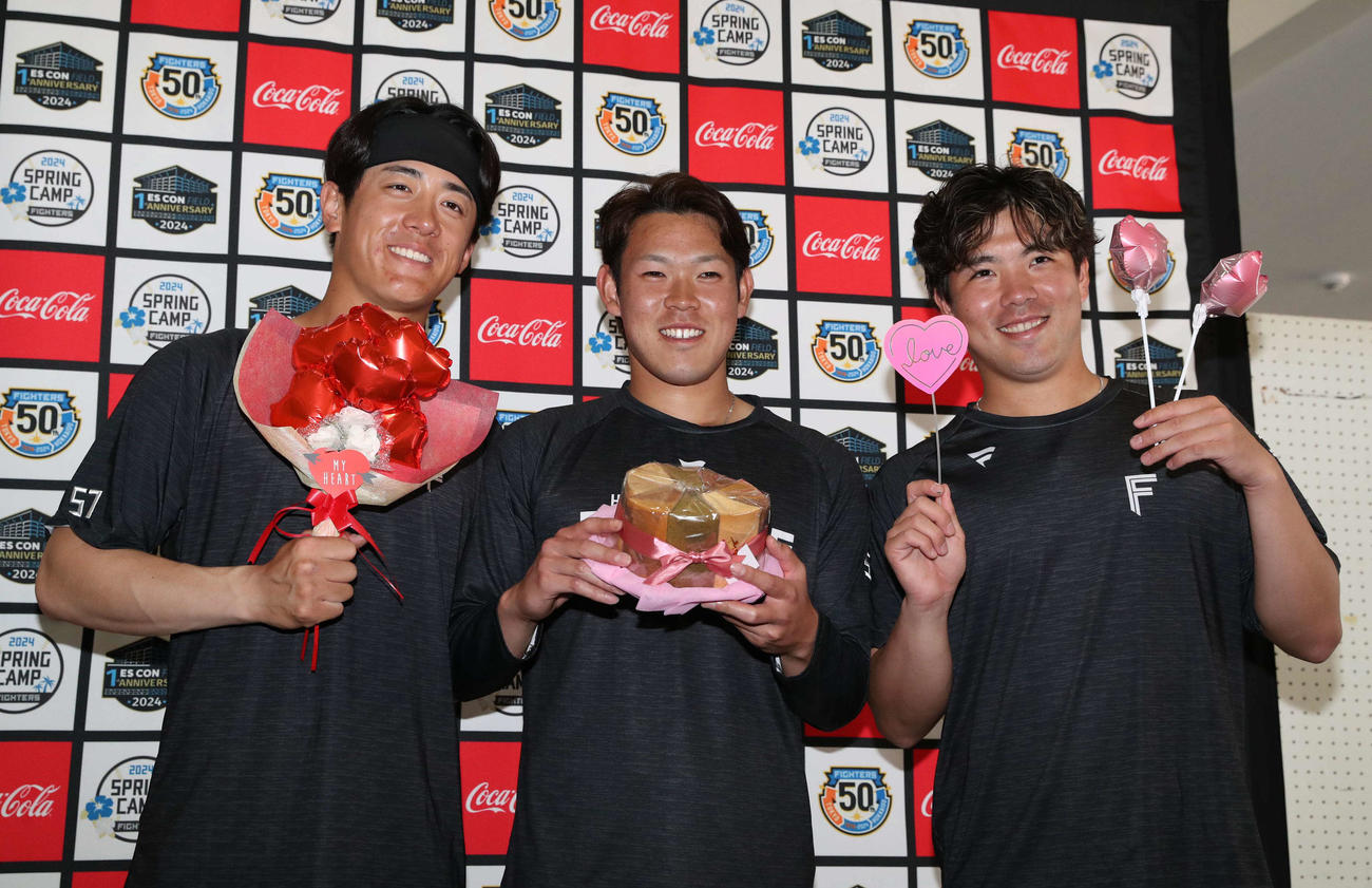 バレンタインデーのチョコレートを手に笑顔の左から日本ハム北山、根本、金村（撮影・黒川智章）