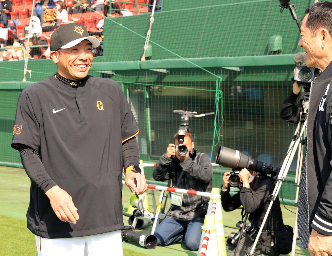 視察に訪れた中畑清氏（右）と笑顔であいさつする巨人阿部監督（撮影・浅見桂子）