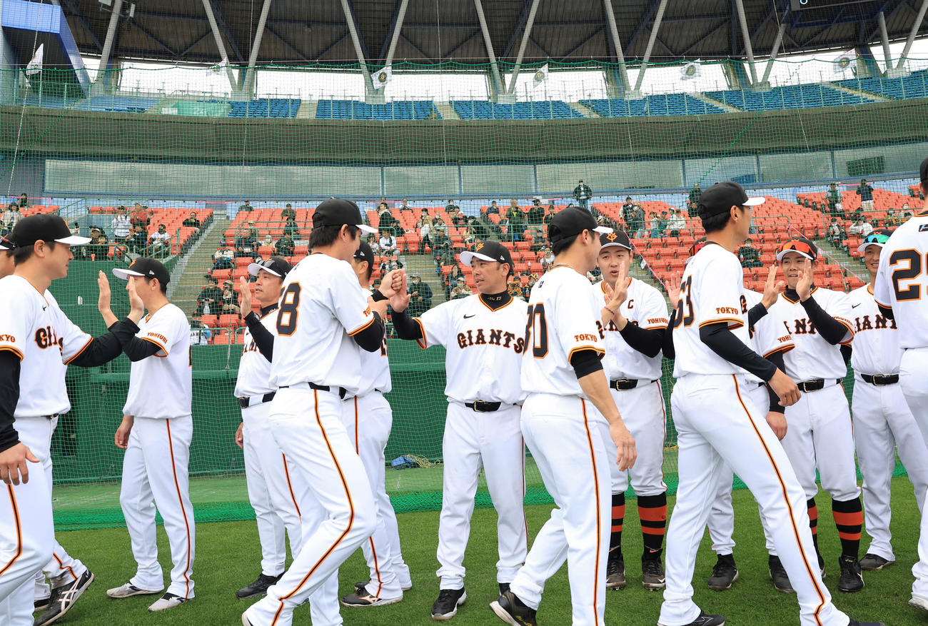 宮崎キャンプを打ち上げ、選手とハイタッチする巨人阿部監督（中央）。中央右は2人目は岡本和（撮影・浅見桂子）