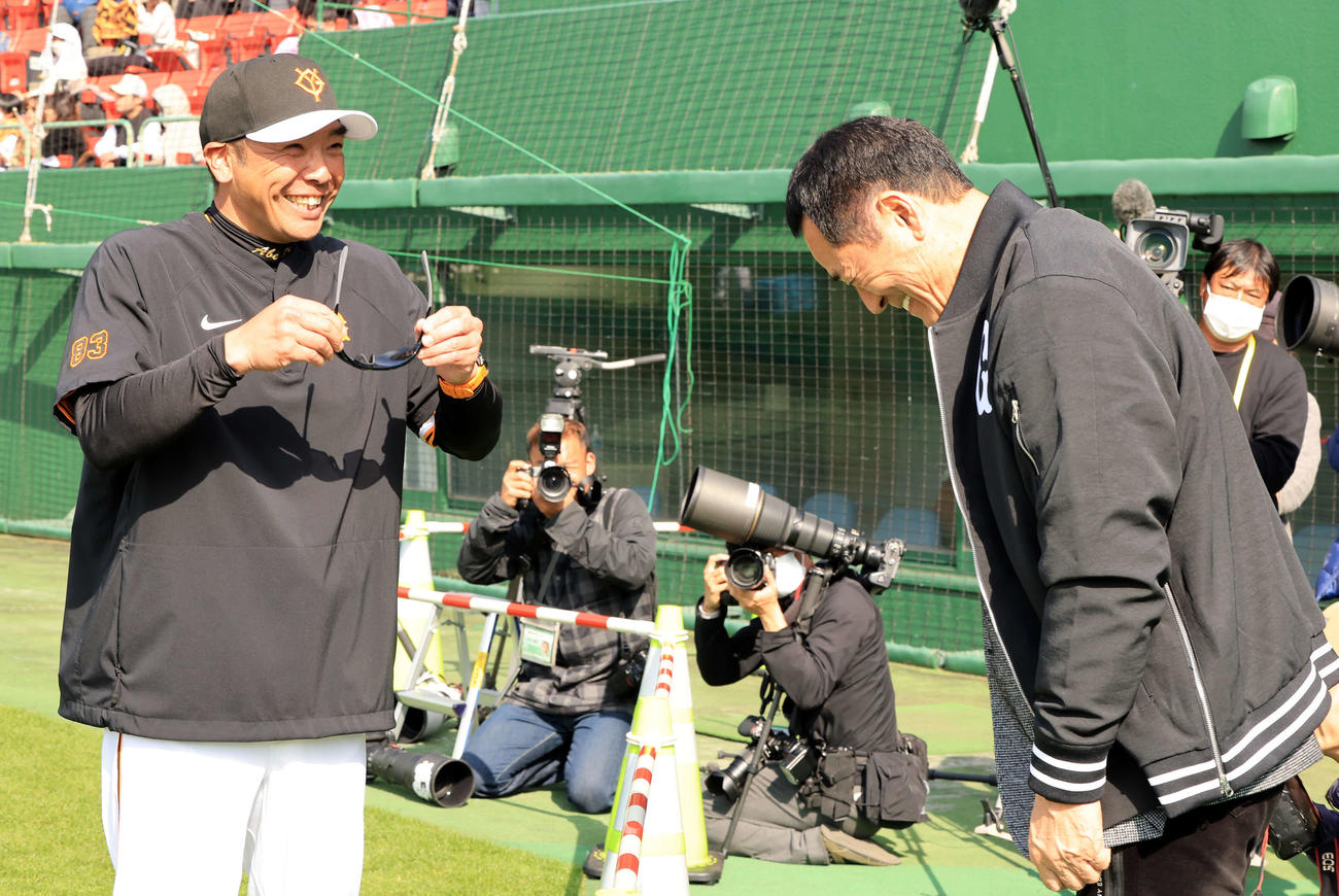 視察に訪れた中畑清氏（右）と笑顔であいさつする巨人阿部監督（撮影・浅見桂子）