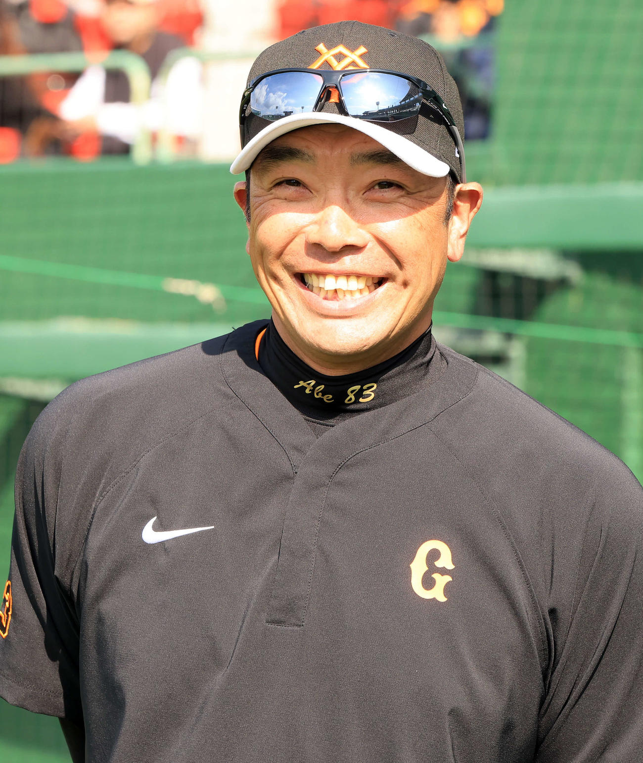 視察に訪れた中畑清氏と笑顔で話す巨人阿部監督（撮影・浅見桂子）