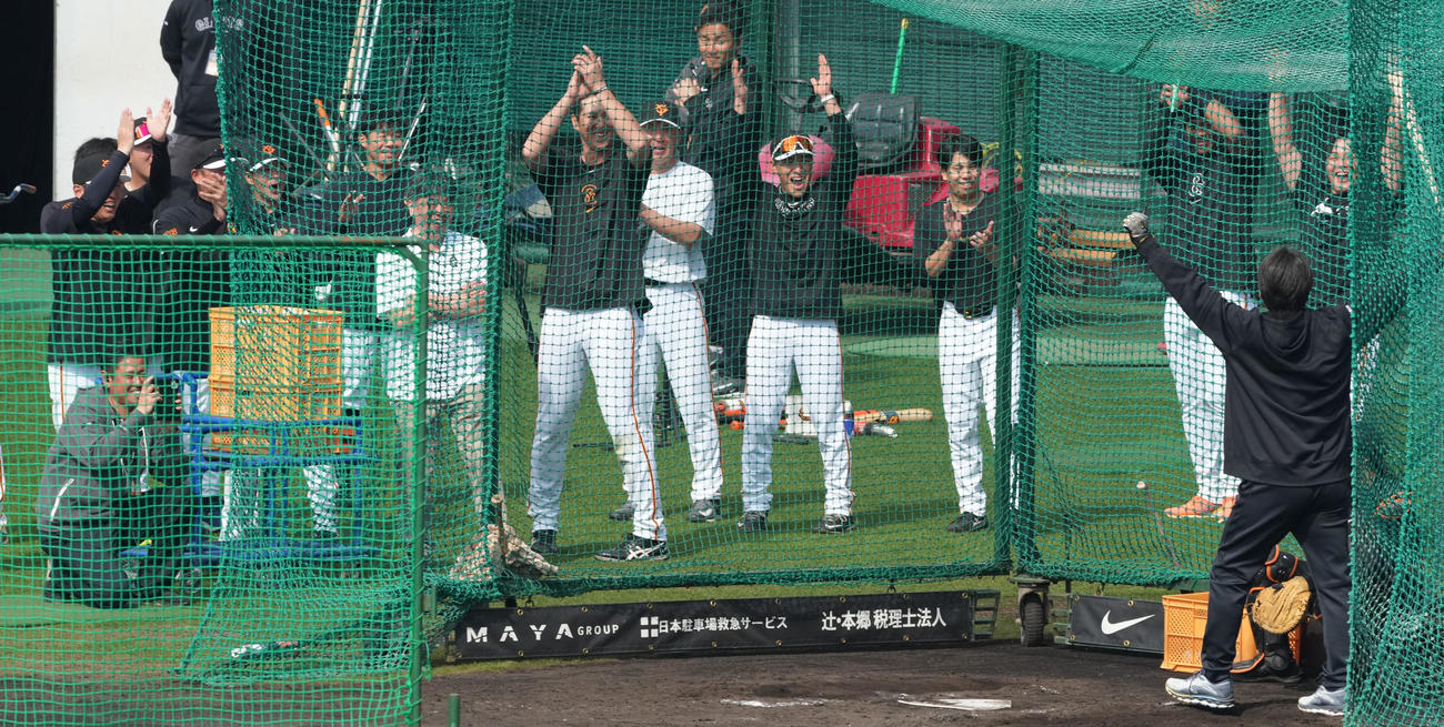 フリー打撃で柵越えを披露し、ガッツポーズする松井臨時コーチ（右）と喜ぶ秋広（中央左）ら巨人ナイン（撮影・鈴木みどり）