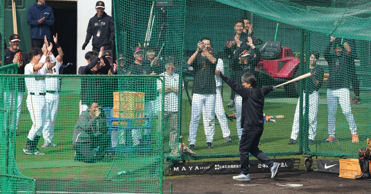 フリー打撃で柵越えを披露し、ガッツポーズする松井臨時コーチ（手前）と喜ぶ秋広（中央）ら巨人ナイン（撮影・鈴木みどり）