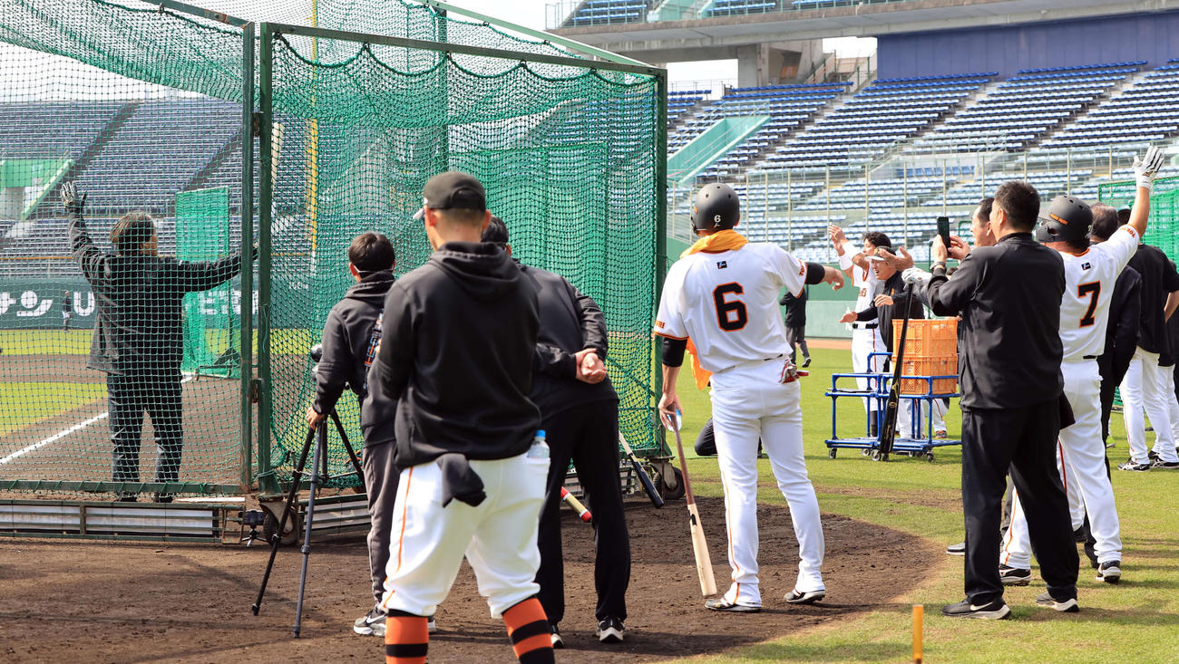 打撃練習中、ケージに入った松井秀喜臨時コーチ（左）は本塁打を決めバンザイ（撮影・浅見桂子）