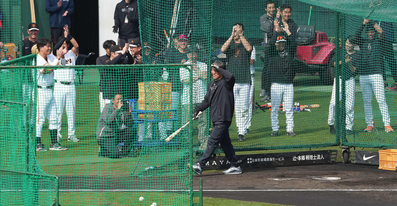 フリー打撃で柵越えを披露し笑顔の松井臨時コーチ（中央）と拍手する巨人ナイン（撮影・鈴木みどり）