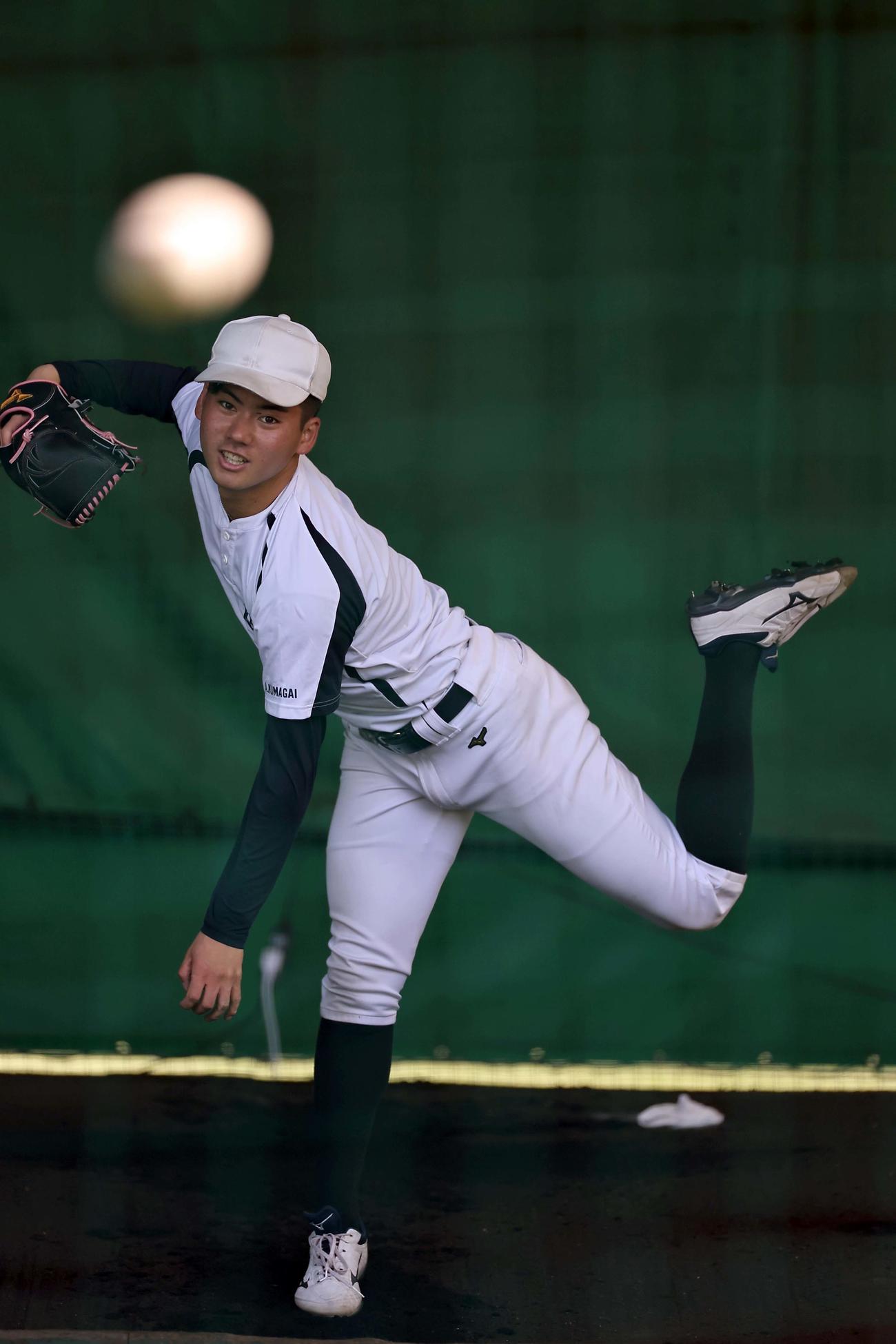 ブルペンで投球練習をする関大・金丸（撮影・上田博志）