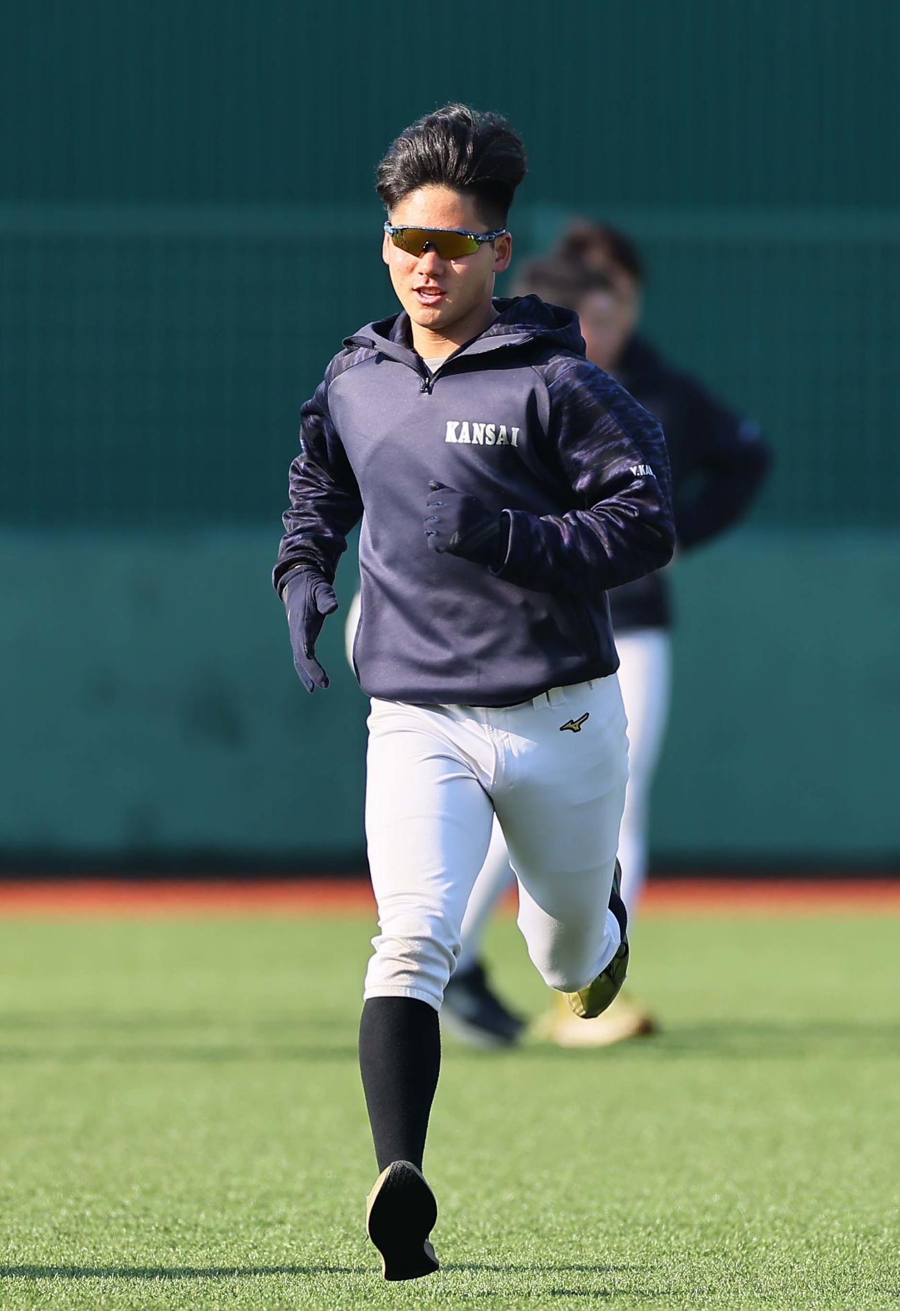 外野をダッシュする関大・金丸（撮影・上田博志）