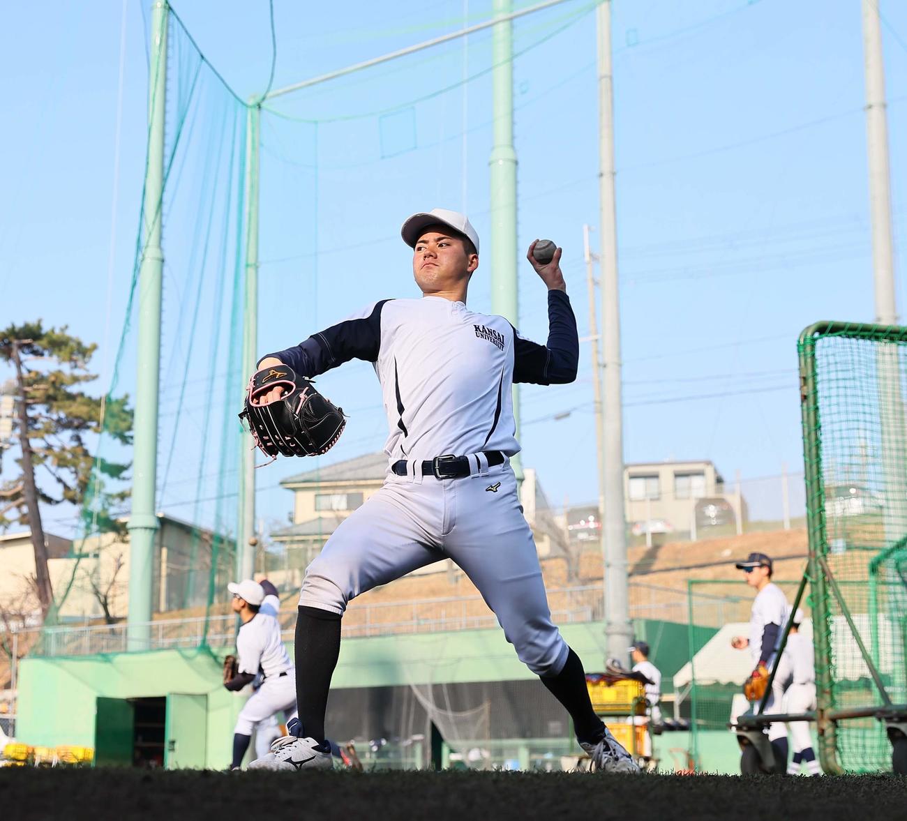 キャッチボールをする関大・金丸（撮影・上田博志）