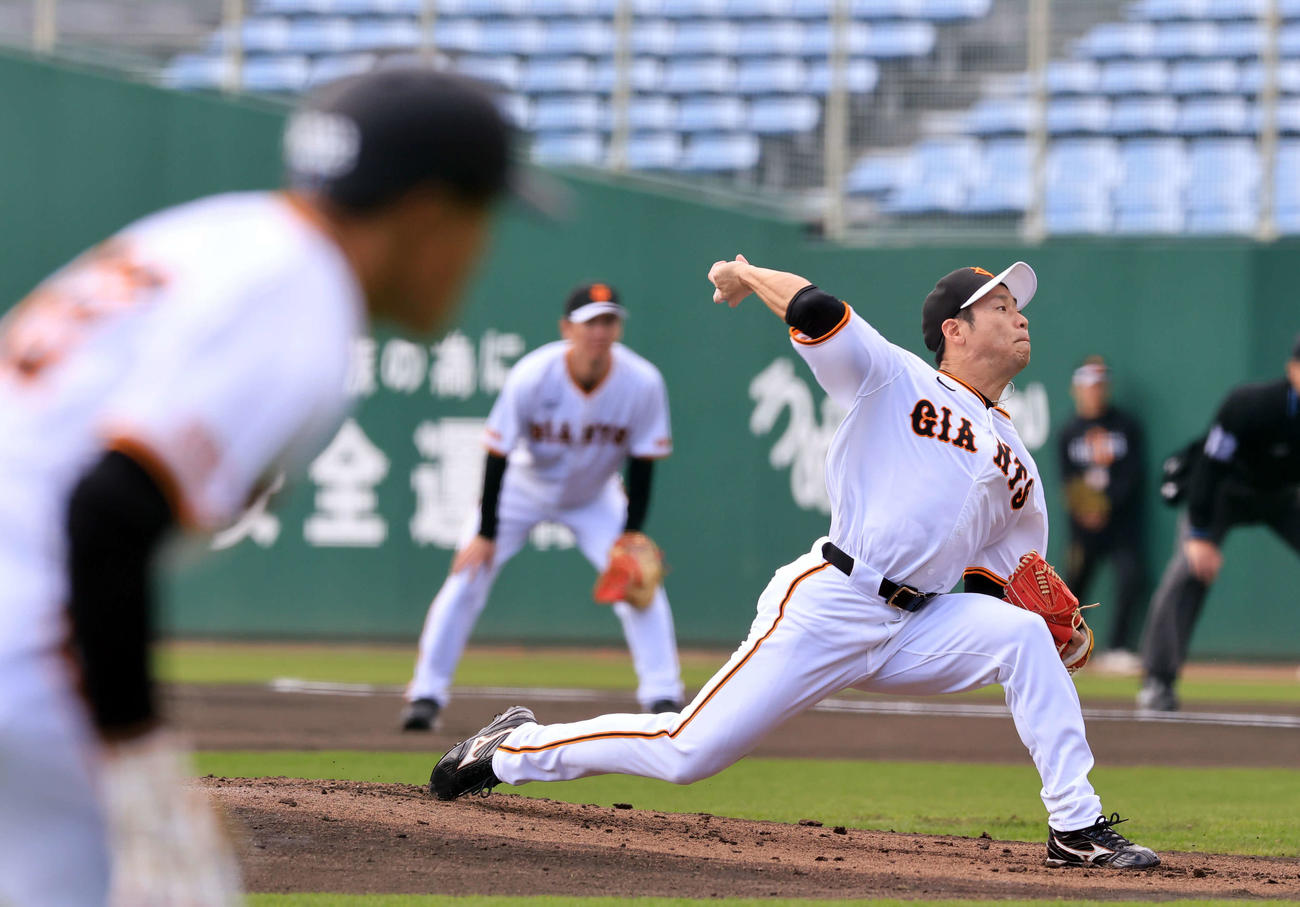 シート打撃で登板した巨人近藤（撮影・浅見桂子）