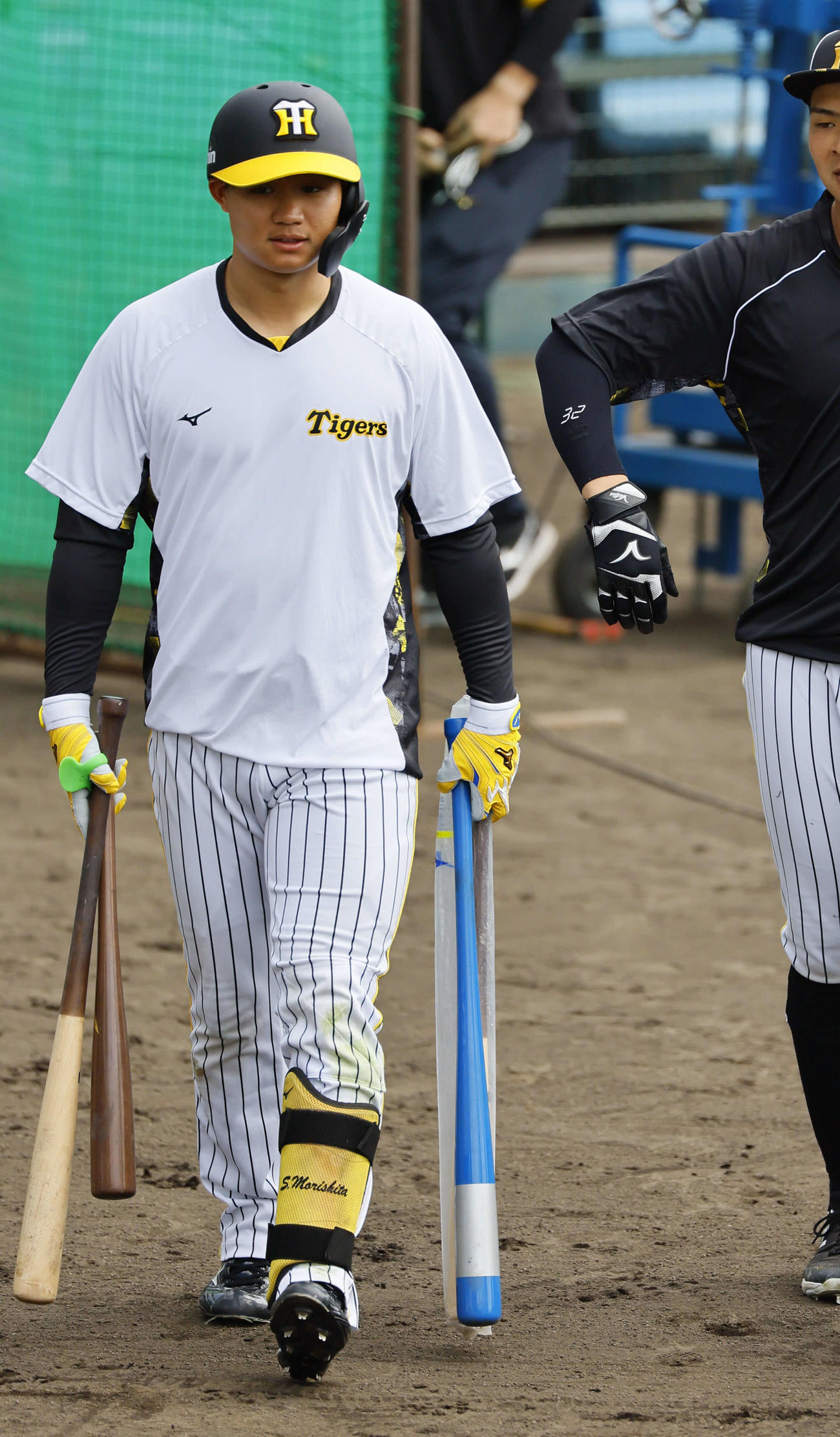 6日、打撃練習に向かう森下は、さまざまなバットを手にする