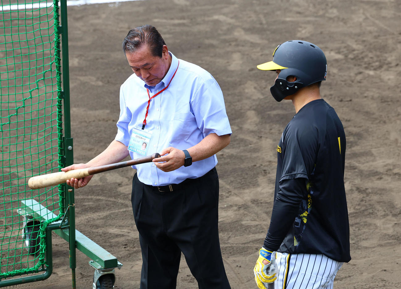 阪神森下（右）のバットを手に話をする梨田昌孝氏（撮影・藤尾明華）