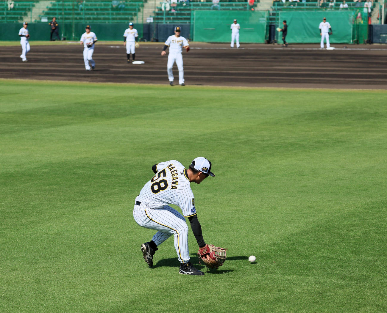 左翼でシートノックを受けた前川（撮影・加藤哉）
