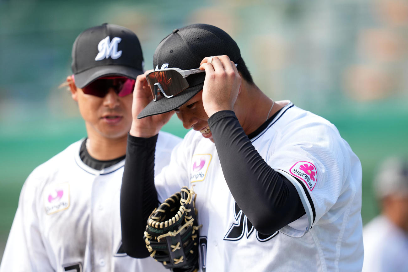 ロッテ対サムスン　4回裏を終え笑顔で守備へ向かうロッテ上田（撮影・横山健太）