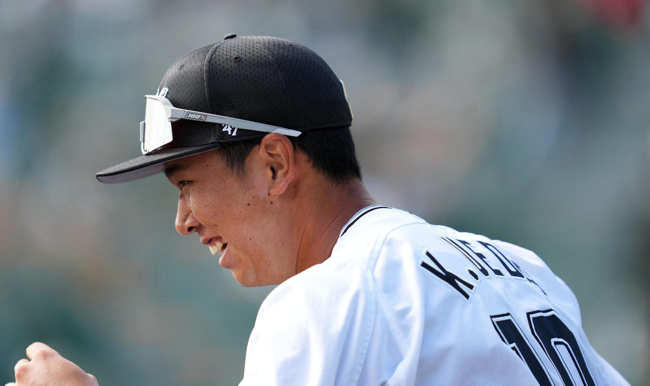 ロッテ対サムスン　4回裏を終え笑顔で守備へ向かうロッテ上田（撮影・横山健太）