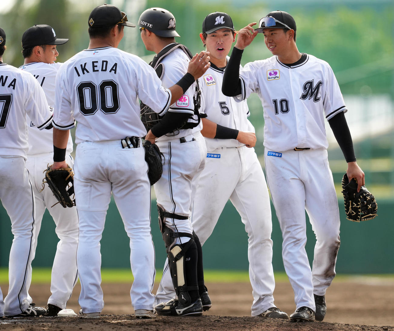 ロッテ対サムスン　サムスンに勝利しタッチを交わす上田（右）らロッテナイン（撮影・横山健太）