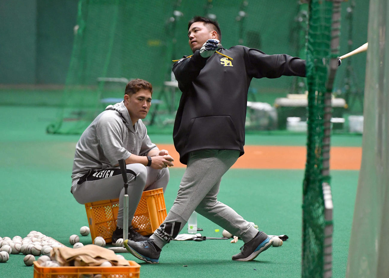 休日返上で打撃練習を行うソフトバンク山川（右）とリチャード（撮影・岩下翔太）