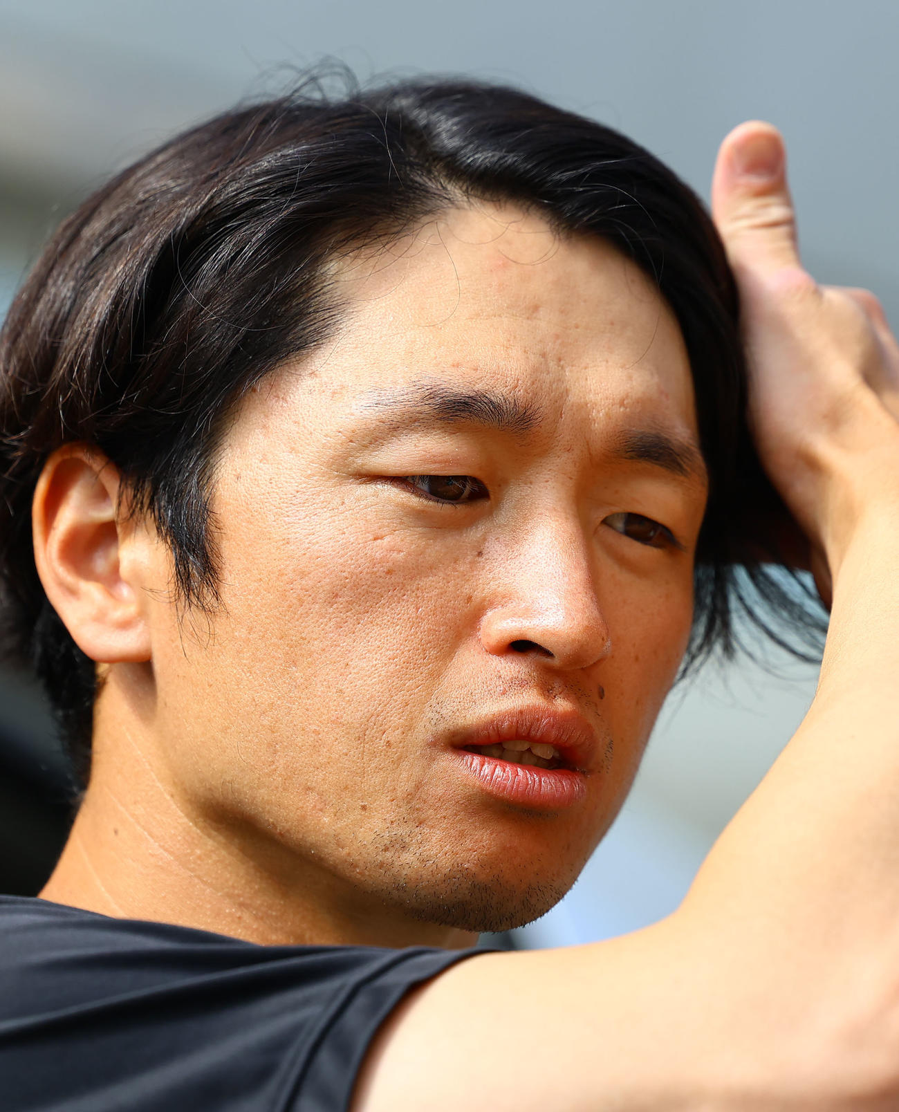 練習を終え、取材に応じる近本（撮影・藤尾明華）