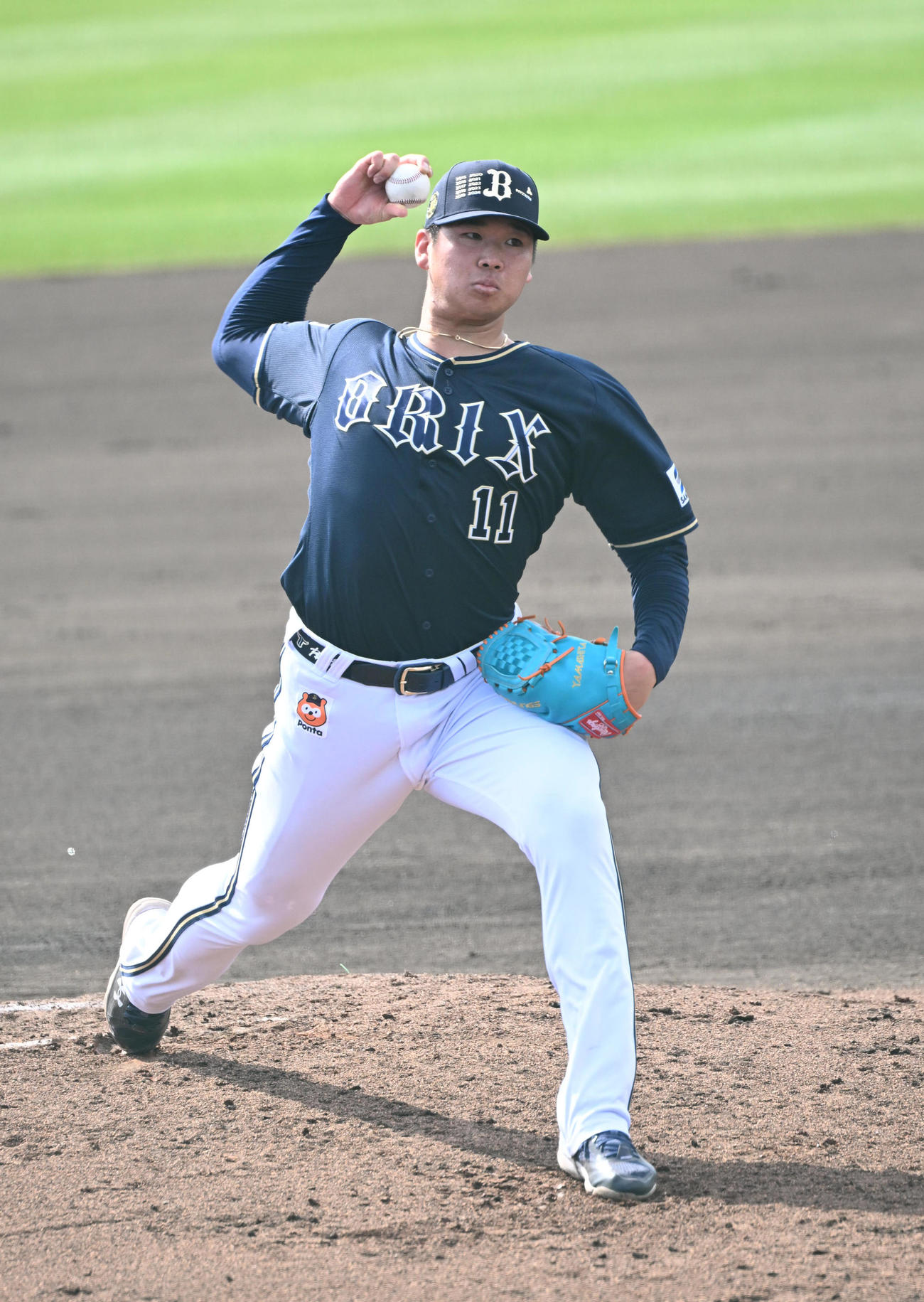 実戦形式の打撃投手を務めるオリックス山下（撮影・和賀正仁）