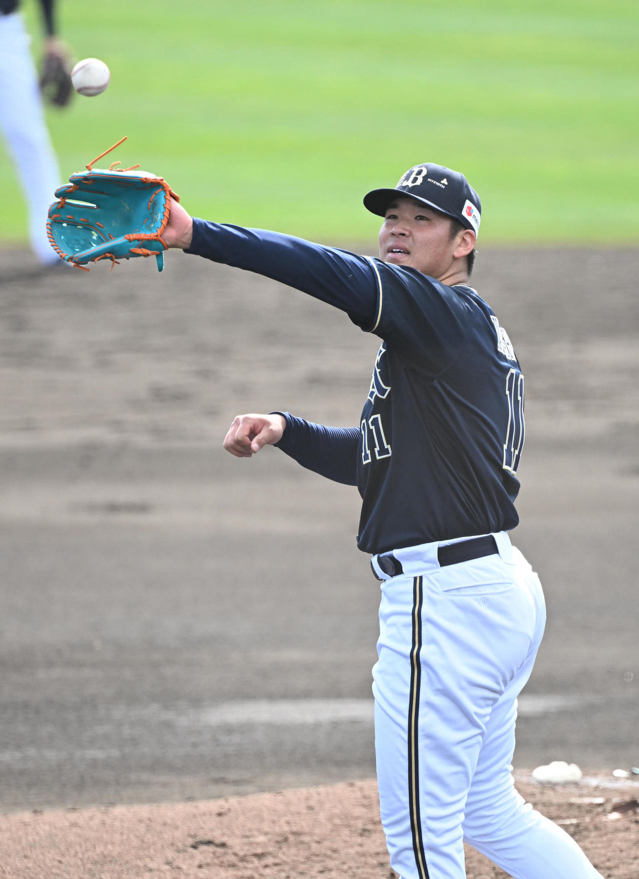 実戦形式の打撃投手終え笑顔のオリックス山下（撮影・和賀正仁）