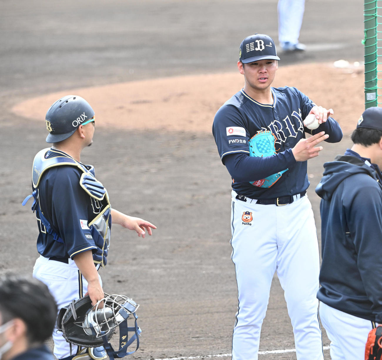 実戦形式の打撃投手終え森（左）と話すオリックス山下（撮影・和賀正仁）