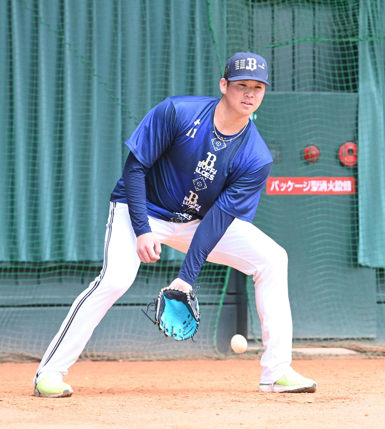 テニスボールを使った「打球反応」の練習をするオリックス山下（撮影・和賀正仁）