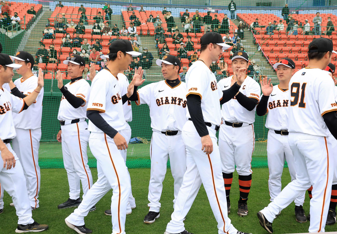 宮崎キャンプを打ち上げ、選手とハイタッチする巨人阿部監督（中央）。後列右から2人目は岡本和（撮影・浅見桂子）