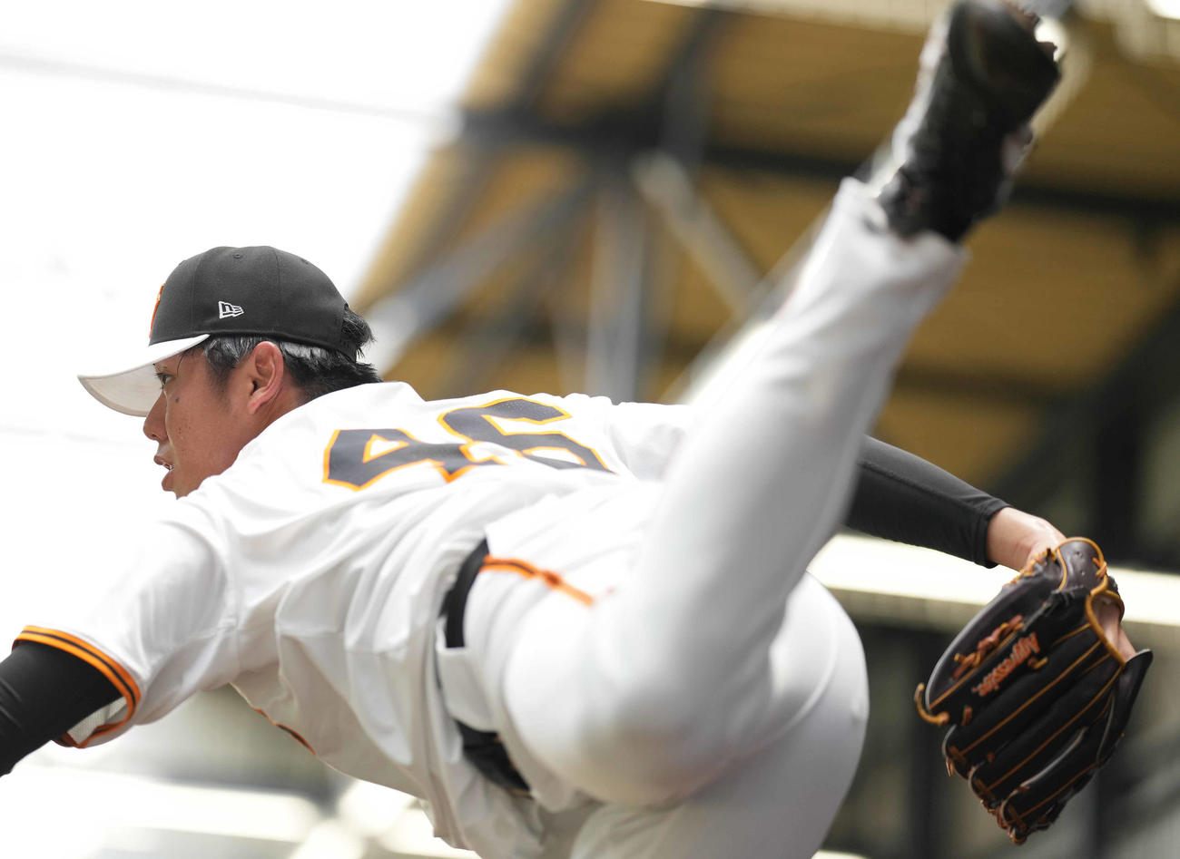ブルペンで投球する巨人又木（撮影・鈴木みどり）