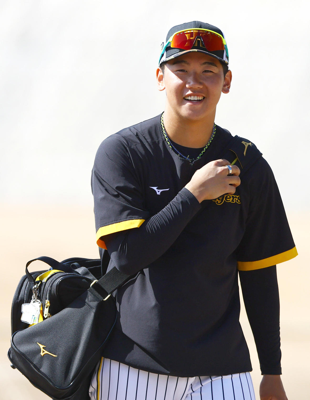 練習の合間に笑顔を見せる阪神門別（撮影・上山淳一）