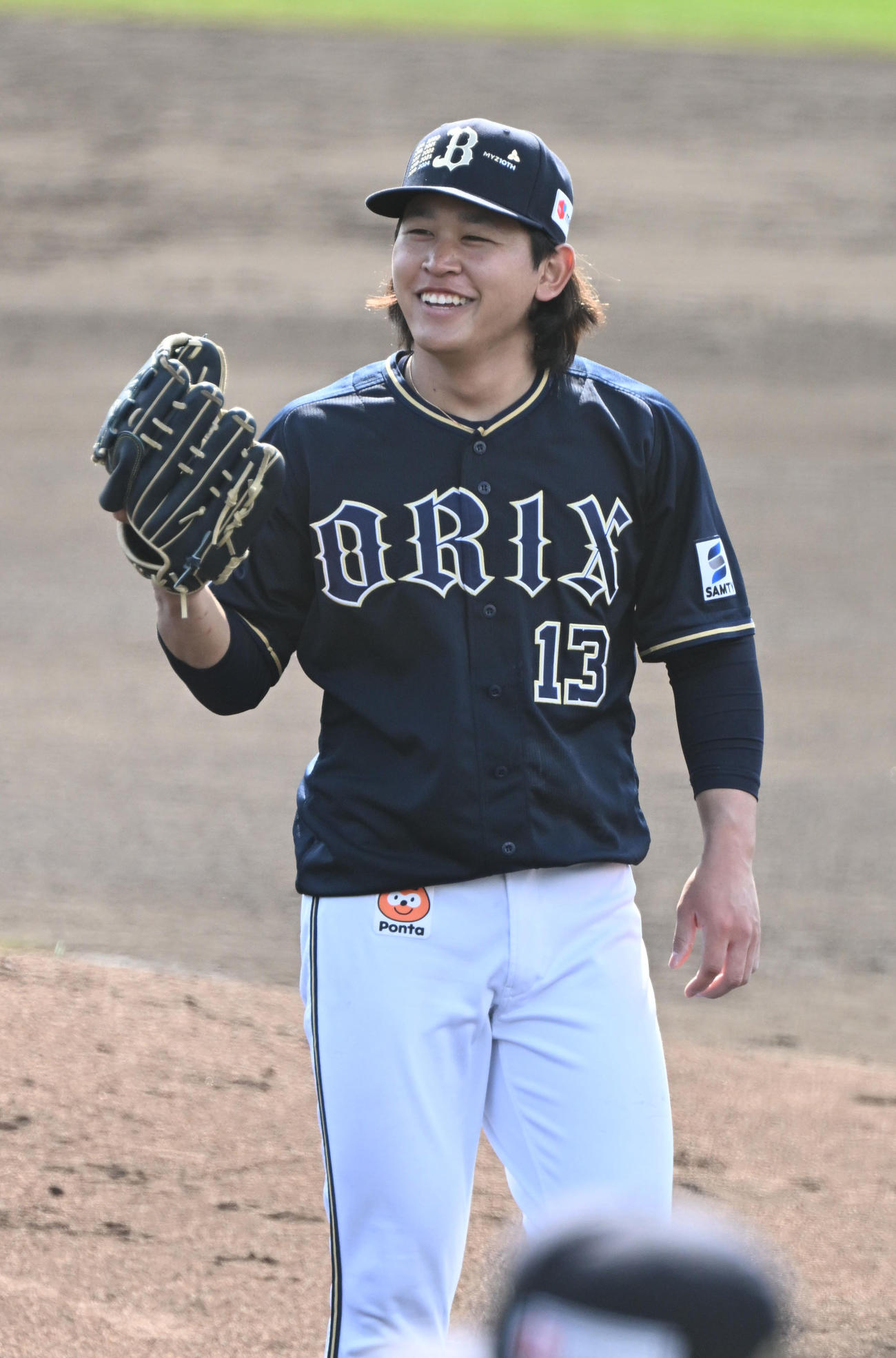 実践形式の登板を終え笑顔を見せるオリックス宮城（撮影・和賀正仁）