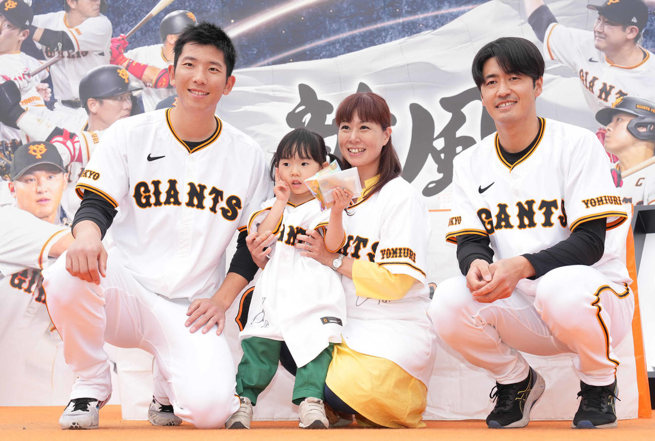 バレンタインイベントで子供と記念撮影する巨人西舘（右）と戸郷（左）（撮影・鈴木みどり）